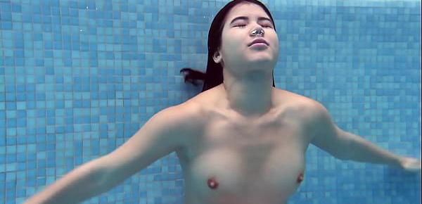 Hot underwater babe Lady Dee swims naked